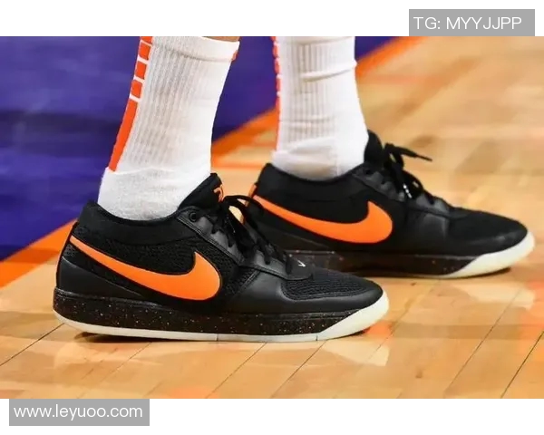 布克首次亮相新款签名鞋布克2代球鞋在比赛中引发关注 布克首次亮相新款签名鞋布克2代球鞋在比赛中引发关注